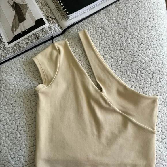 ✨MINIMALIST GOING OUT TOP✨ - Picture 3 of 3